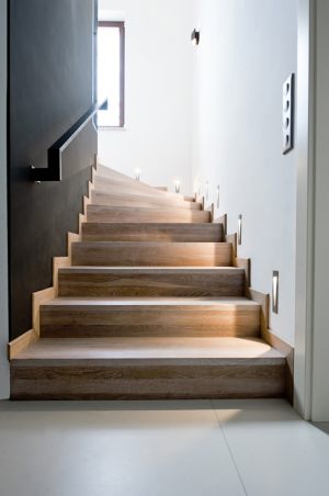 schody-drewniane-debowe-bielone-z-drewnianymi podstopniami-04